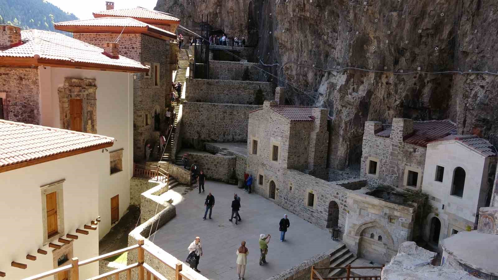 TRABZON'UN MAÇKA İLÇESİ ALTINDERE VADİSİ'NDEKİ TARİHİ SÜMELA MANASTIRI'NDA YAKLAŞIK 7 YIL ÖNCE BAŞLAYAN RESTORASYON VE KAYA GÜÇLENDİRME ÇALIŞMALARININ TAMAMLANMASININ ARDINDAN YENİ YÜZÜYLE ZİYARETÇİLERİNİ AĞIR