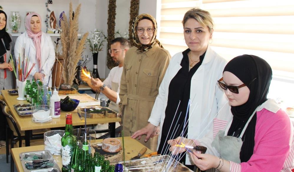 SAMSUN 19 MAYIS HALK EĞİTİMİ MERKEZİ MÜDÜRLÜĞÜ CAM SANATI ATÖLYESİ'NDE, KURSİYERLER USTA EĞİTMENLER EŞLİĞİNDE ATIK CAMLARI YÜKSEK ATEŞTE YENİDEN ŞEKİLLENDİREREK, KİŞİYE ÖZGÜ GERİ DÖNÜŞÜM TASARIMI YAPIYOR