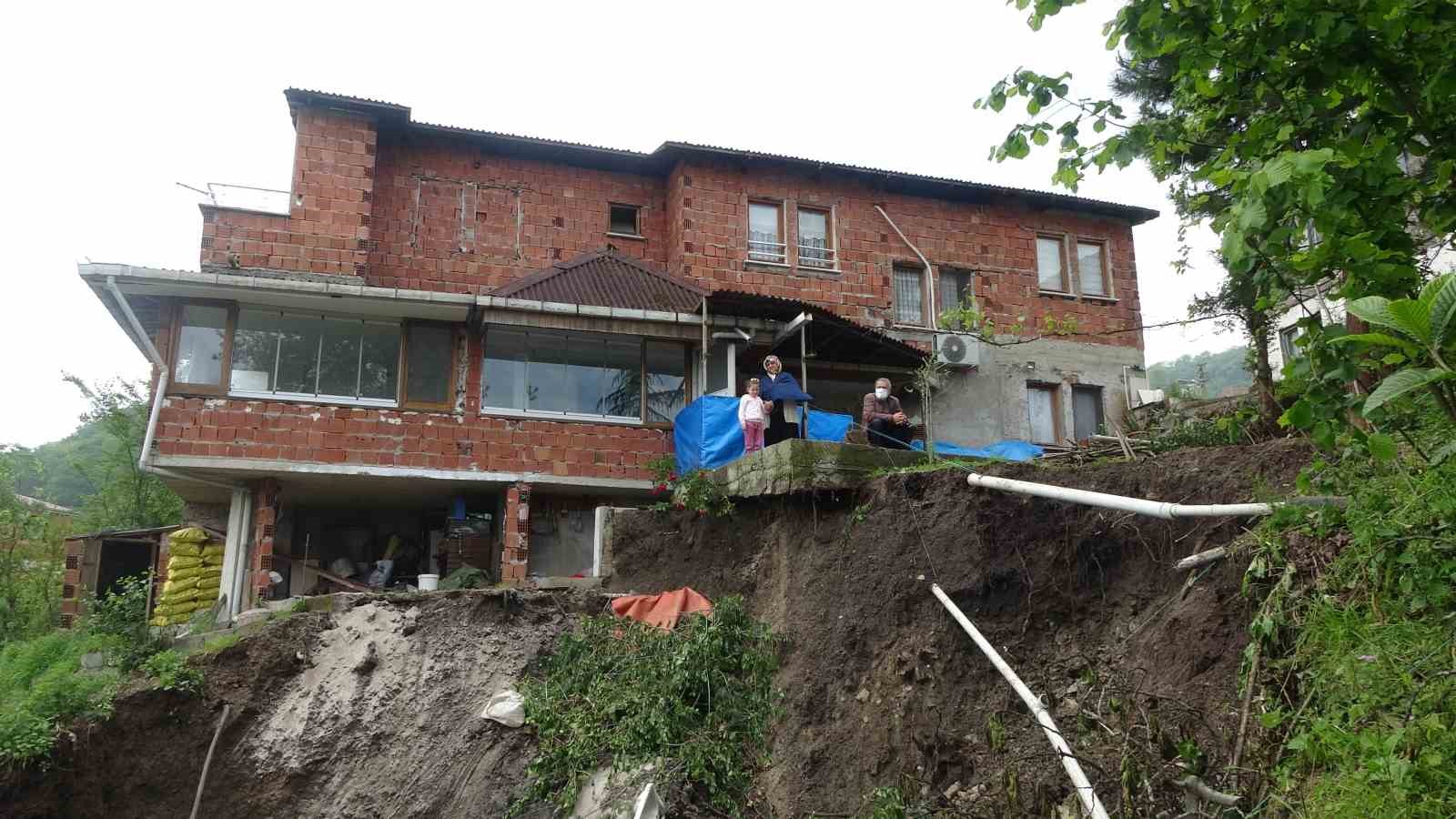 TRABZON'UN ORTAHİSAR İLÇESİNDE YAKLAŞIK BİR AY ÖNCE MEYDANA GELEN HEYELAN SONUCU EVLERİ RİSK ALTINA GİREN HEKİMOĞLU AİLESİ, GECE-GÜNDÜZ HEYALAN NÖBETİ TUTMAYA BAŞLADI