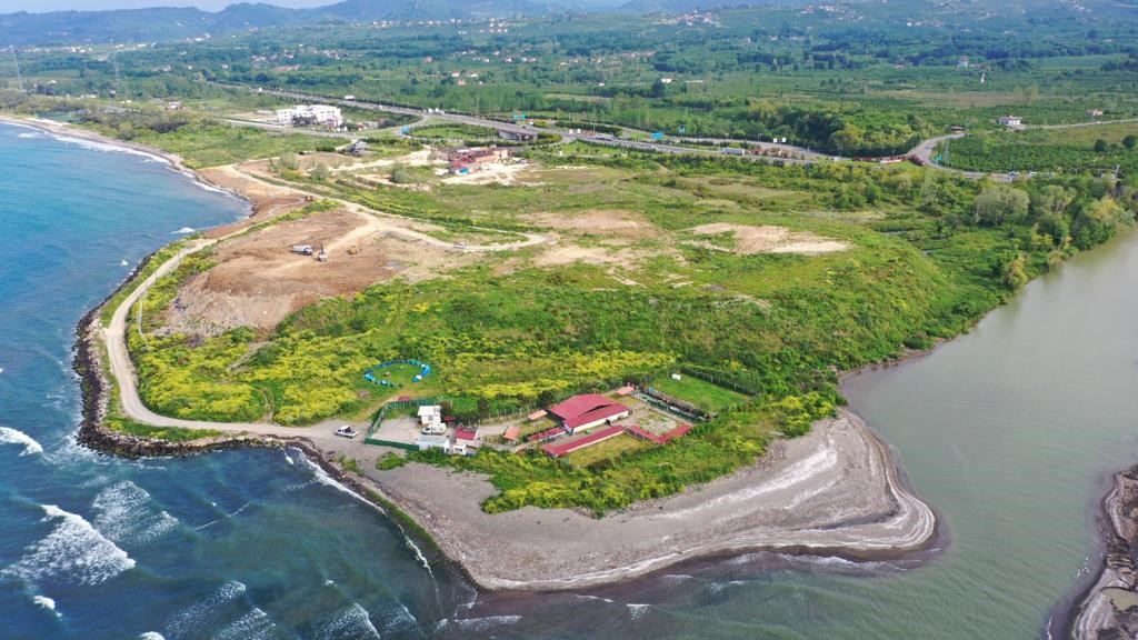 ORDU'NUN ÜNYE İLÇESİNDE YAKLAŞIK 40 YIL BOYUNCA VAHŞİ ÇÖP DEPOLAMA ALANI OLARAK KULLANILAN 2020 YILINDA ÜSTÜ KAPATILAN DENİZ KENARINDAKİ 60 DÖNÜMLÜK ALAN MEYVE BAHÇESİ OLUYOR