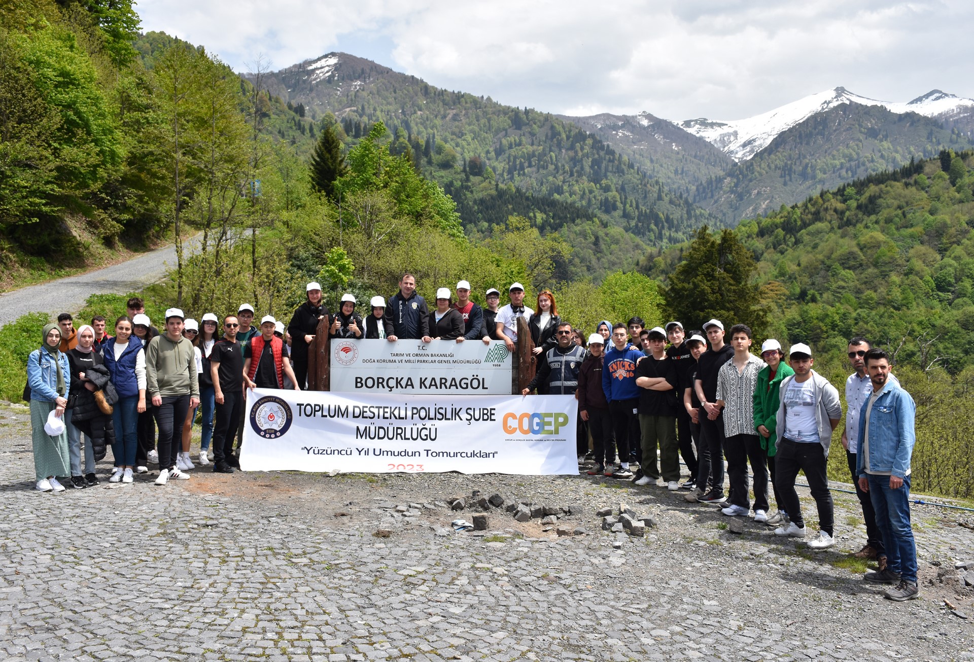 RİZE EMNİYET MÜDÜRLÜĞÜ TOPLUM DESTEKLİ POLİSLİK ŞUBE MÜDÜRLÜĞÜ TARAFINDAN ÇOGEP “YÜZÜNCÜ YIL UMUDUN TOMURCUKLARI” PROJESİ KAPSAMINDA ARTVİN’İN BORÇKA’DA BULUNAN DOĞA HARİKASI KARAGÖL’E 18 MAYIS 2023 GÜNÜ GEZİ DÜZENLENDİ