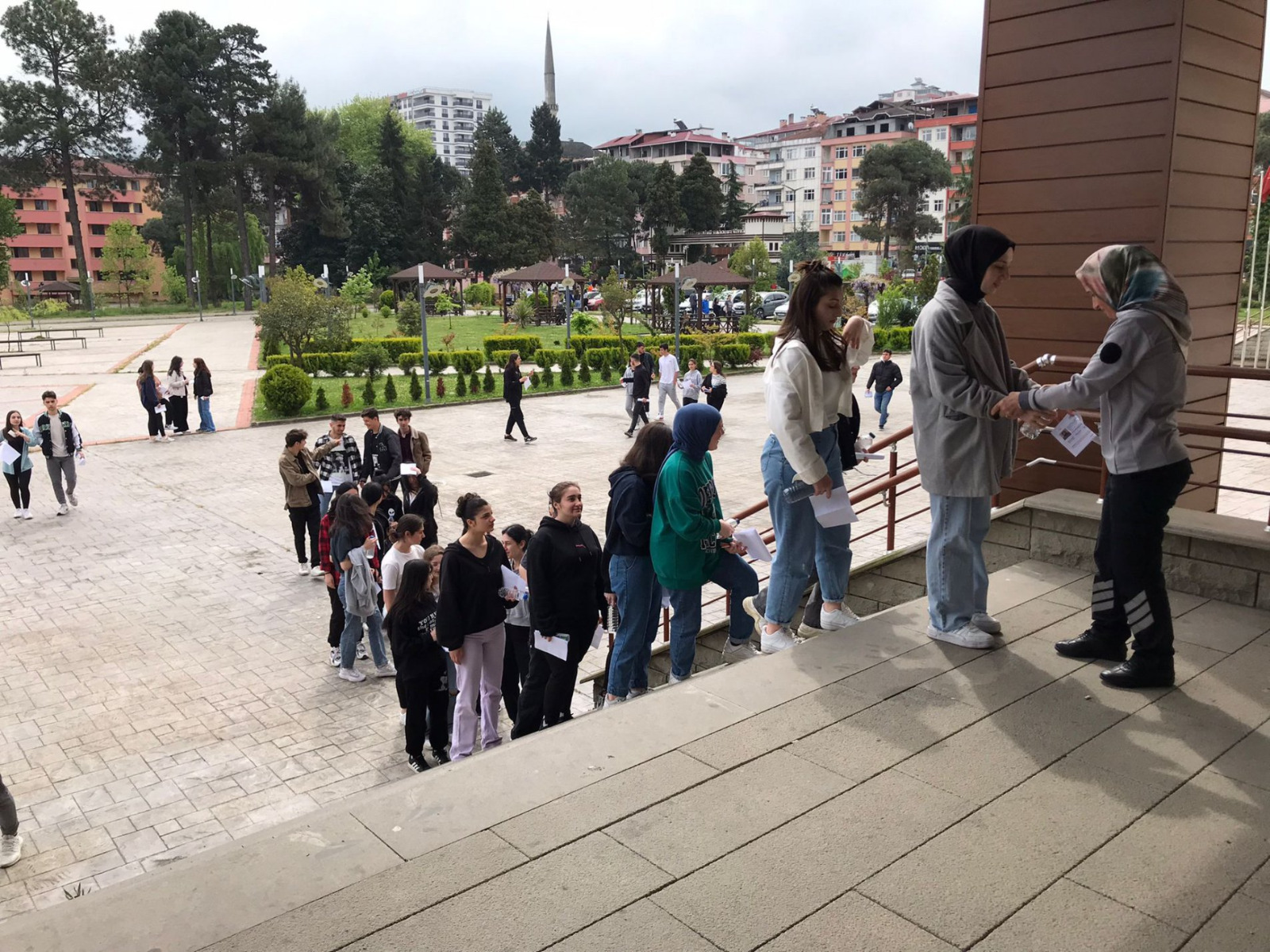 6-7 MAYIS VE 20-21 MAYIS TARİHLERİNDE İKİ AŞAMALI OLARAK GERÇEKLEŞTİRİLEN YKS TAM PROVADA RİZE GENELİNDEKİ LİSE SON SINIF ÖĞRENCİLERİ YKS SINAVININ BİREBİR DENEYİMLEME FIRSATI BULDULAR