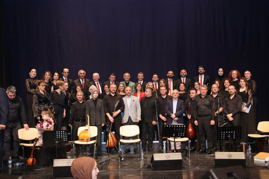 RİZE VALİLİĞİ İL KÜLTÜR VE TURİZM MÜDÜRLÜĞÜ TÜRK HALK MÜZİĞİ KOROSU GERÇEKLEŞTİRDİĞİ MUHTEŞEM BİR KONSER İLE VATANDAŞLARA MÜZİK ZİYAFETİ SUNDU
