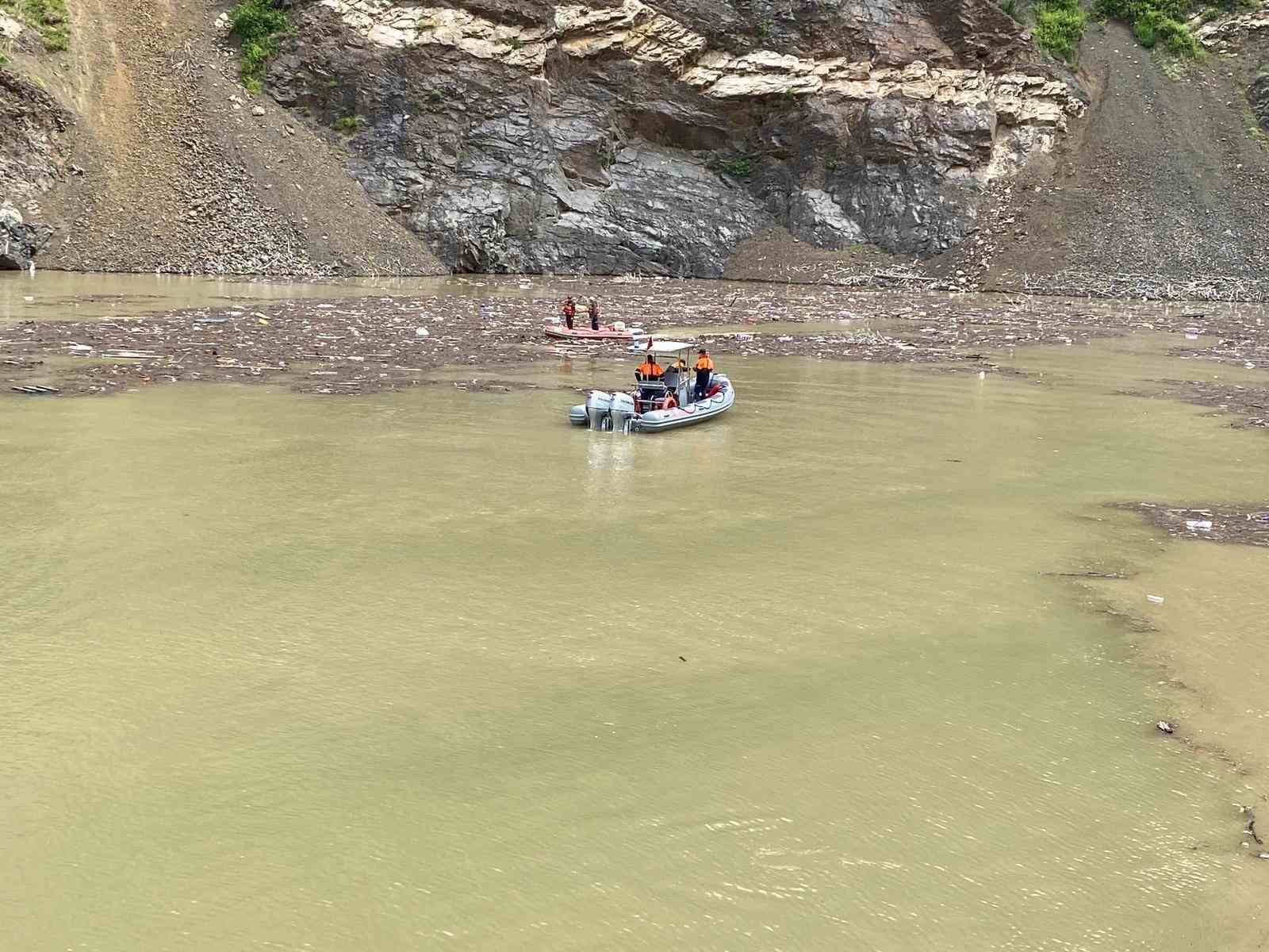 ARTVİN'İN ŞAVŞAT İLÇESİNDE DÜN KAMYONUYLA ÇORUH NEHRİNE DÜŞEN VE DAHA SONRA AKINTIYA KAPILARAK KAYBOLAN 44 YAŞINDAKİ SÜRÜCÜ ZÜBEYİR TOPAL, EKİPLER TARAFINDAN BOT YARDIMIYLA ARANIYOR