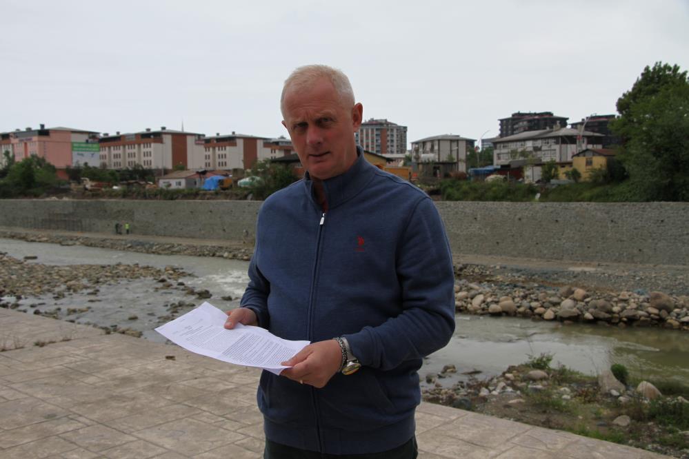 JEOLOJİ MÜHENDİSLERİ ODASI RİZE TEMSİLCİSİ HAKAN YANBAY DEPREMİN ARDINDAN YENİ ÇIKARTILAN YÖNETMELİKLERE DİKKAT ÇEKEREK YÜRÜRLÜK TARİHİNDEN ÖNCE YAPILAN BAŞVURULARIN KABUL EDİLMEMESİ GEREKTİĞİNİ SAVUNDU
