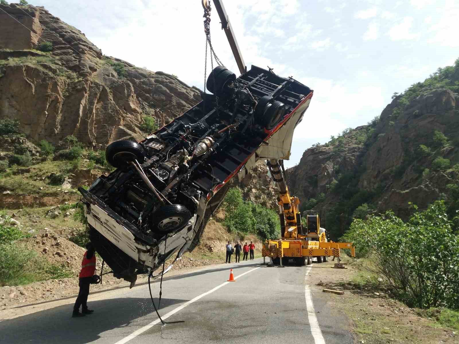 ARTVİN'İN ŞAVŞAT İLÇESİNDE ÇORUH NEHRİNE DÜŞEN KAMYON 3 GÜN SONRA ÇIKARTILDI, KAYIP SÜRÜCÜYÜ İSE ARAMA ÇALIŞMALARI SÜRÜYOR