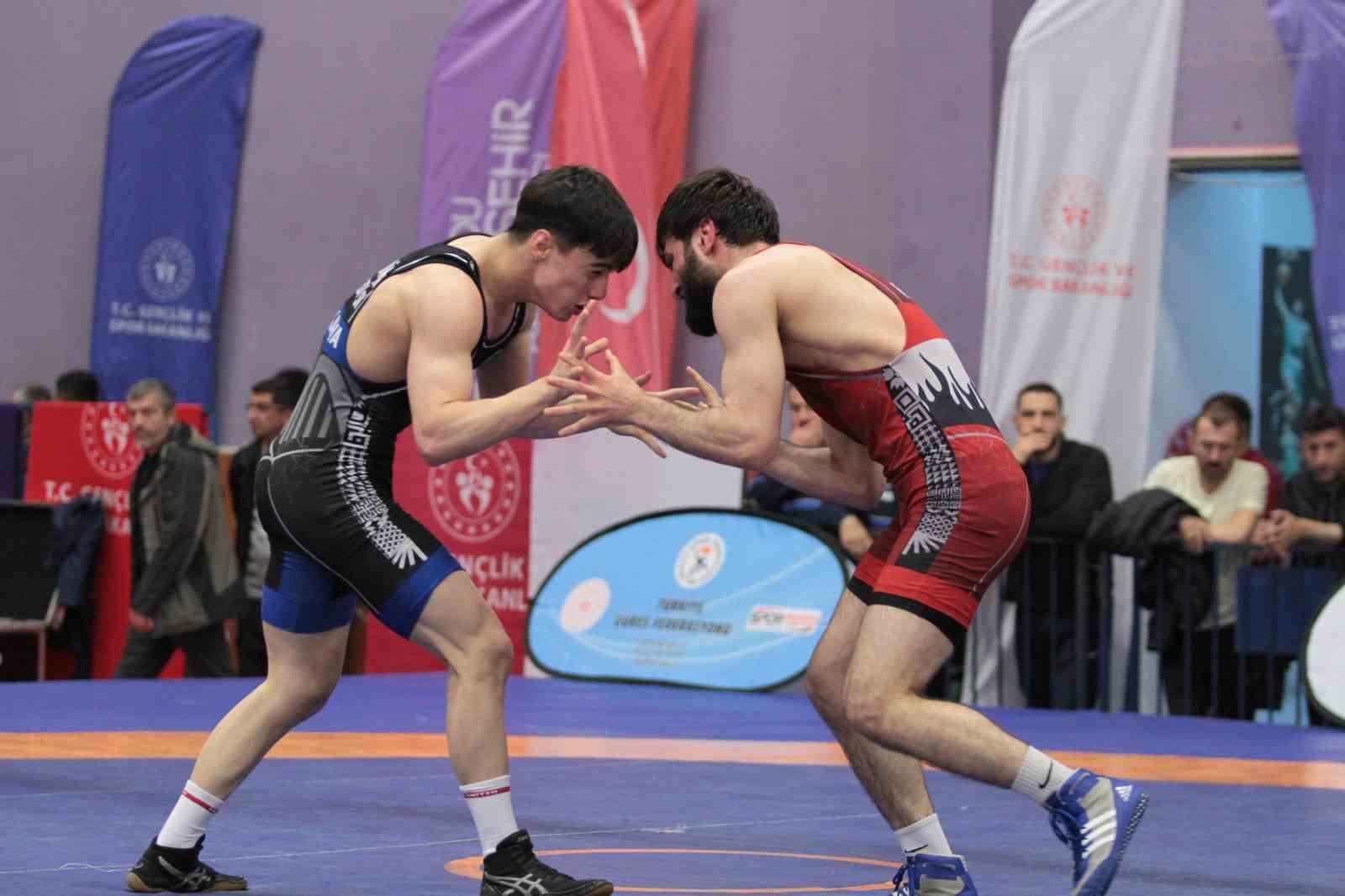 TÜRKİYE GÜREŞ FEDERASYONU TARAFINDAN DÜZENLENEN, ORDU BAŞPEHLİVAN RECEP KARA SPOR SALONU'NDA GERÇEKLEŞEN ŞAMPİYONAYA 25 İL VE 37 KULÜPTEN TOPLAMDA 10 SIKLETTE 307 SPORCU KATILIM SAĞLIYOR. TOPLAMDA 3 GÜN SÜRECEK