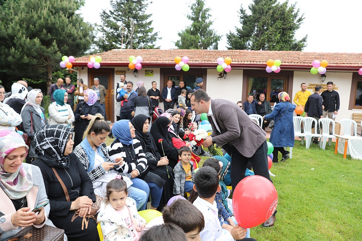 TRABZON'UN AKÇAABAT İLÇESİNDE HAYATA KAZANDIRILAN TOPRAK ANA KÖY YAŞAM MERKEZİ'NDE DEPREMZEDE AİLELER VE ÖĞRENCİLER İÇİN "GÜCÜMÜZ KARDEŞLİĞİMİZ" BULUŞMA PROGRAMI DÜZENLENDİ