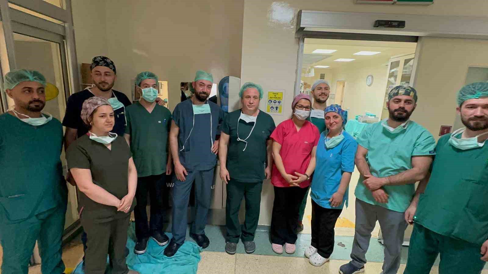 TOKAT'TA GEÇİRDİĞİ TRAFİK KAZASINDA HAYATINI KAYBEDEN 21 YAŞINDAKİ GENCİN KARACİĞERİ OMÜ TIP FAKÜLTESİ'NDE TEDAVİ GÖREN 52 YAŞINDAKİ HASTAYA NAKLEDİLDİ. 5 YILDIR KARACİĞER BEKLEYEN HASTA YAŞAMA TUTUNDU