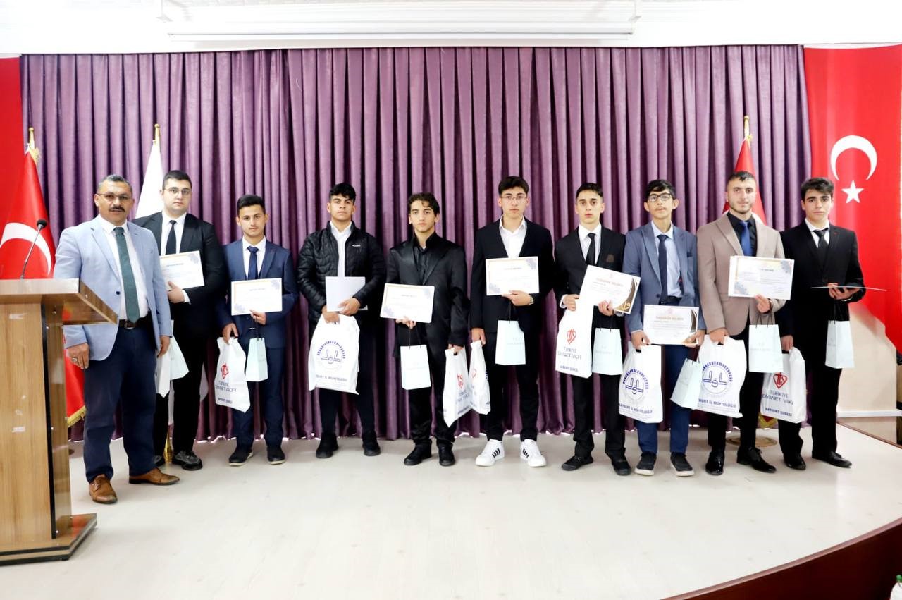BAYBURT'TA GERÇEKLEŞEN GENÇ HATİPLER HUTBE OKUMA YARIŞMASI 3'ÜNCÜ BÖLGE FİNALİ, İMAM HATİP LİSESİ ÖĞRENCİLERİNİN KATILIMIYLA TAMAMLANIRKEN DERECEYE GİREN ÖĞRENCİLER İÇİN KAPSAMLI BİR ÖDÜL TÖRENİ DÜZENLENDİ
