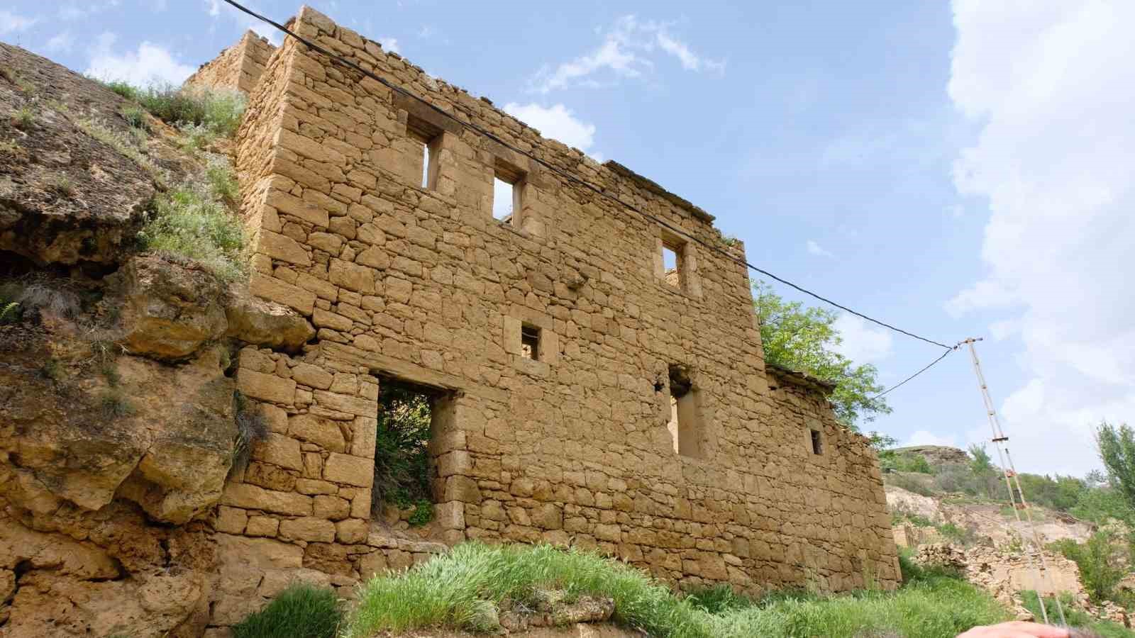 GÜMÜŞHANE'NİN MERKEZE BAĞLI TEKKE KÖYÜNÜN İLK YERLEŞİM YERLERİNDEN OLAN VE MARDİN'DEKİ TAŞ EVLERE BENZERLİĞİYLE DİKKAT ÇEKEN TARİHİ MAHALLE TURİZME KAZANDIRILMAYI BEKLİYOR