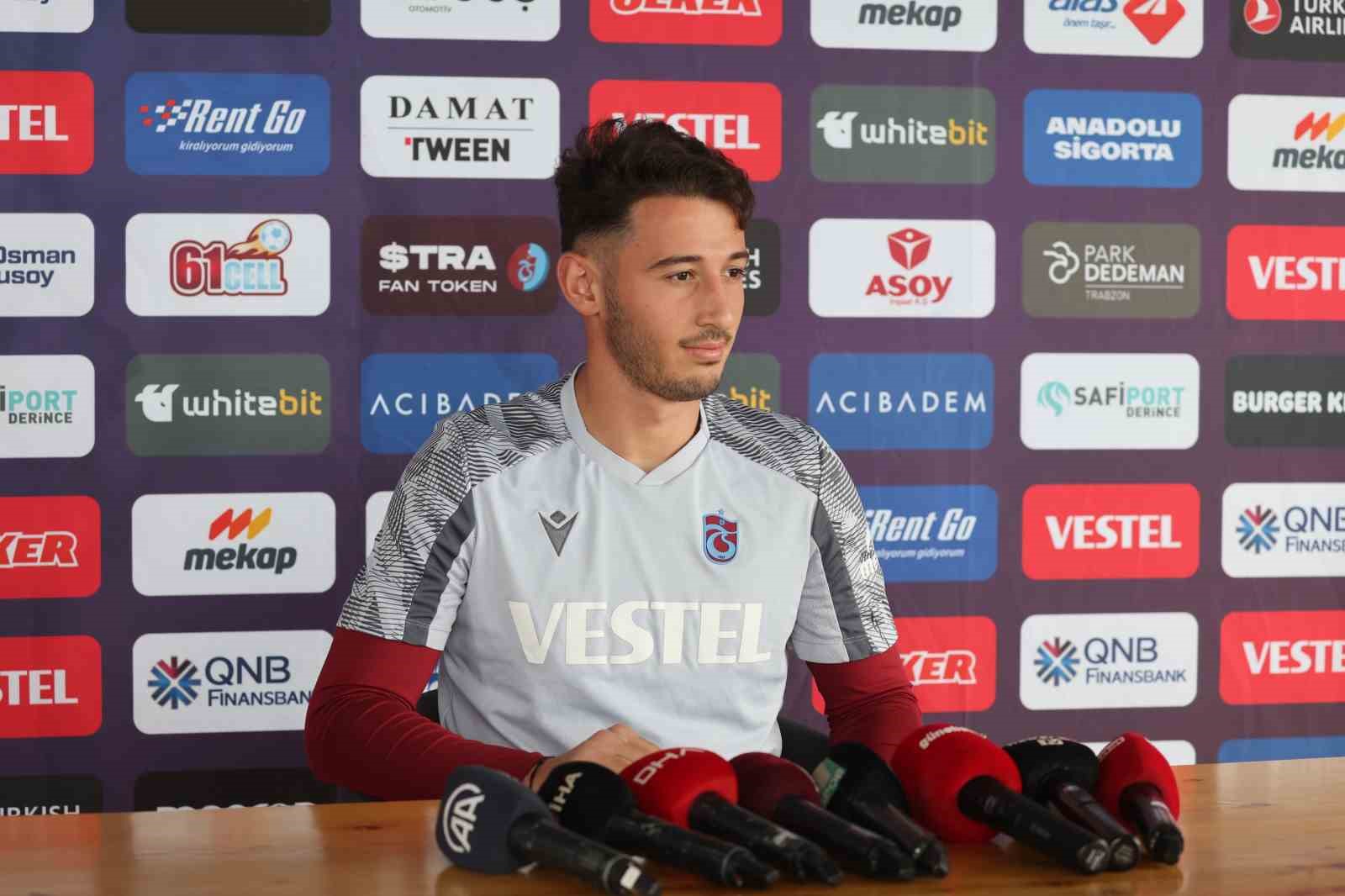 TRABZONSPOR'UN GENÇ OYUNCUSU ARİF BOŞLUK, ÜSTÜNDE BİR TELAŞIN OLMADIĞINI BELİRTEREK, "ŞANS YÜZÜME GÜLDÜ VE ELİMDEN GELENİ YAPMAK İSTİYORUM" DEDİ