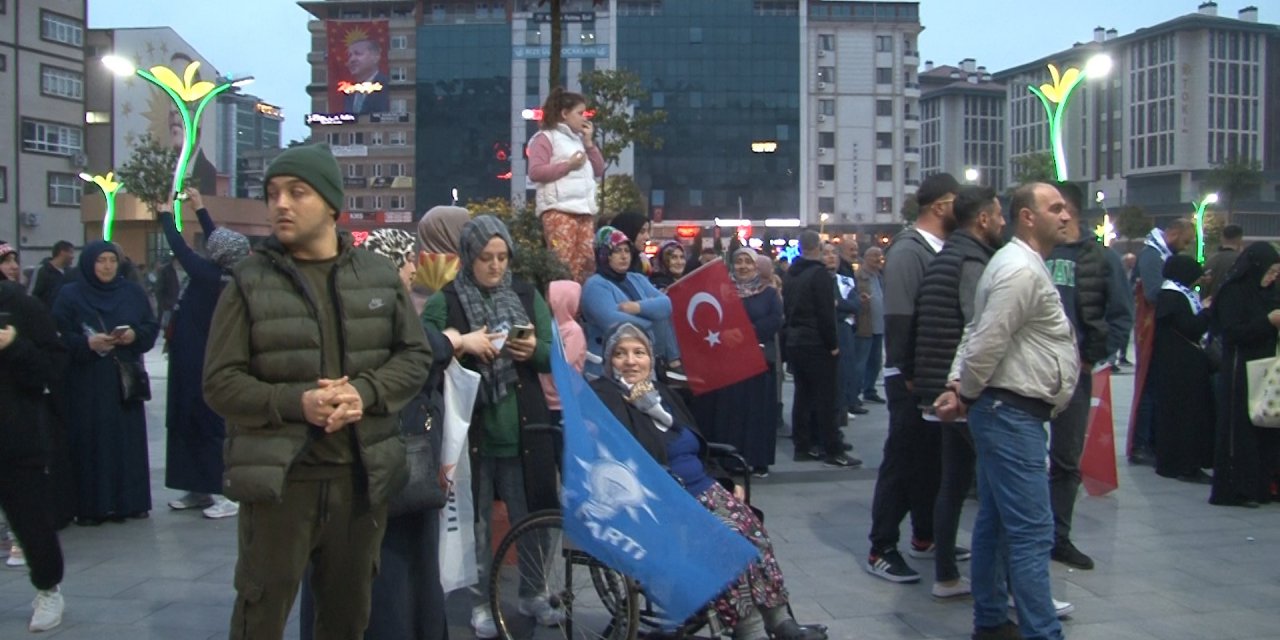 CUMHURBAŞKANI RECEP TAYYİP ERDOĞAN'IN RİZELİ HEMŞEHRİSİ OLAN ENGELLİ KADIN TEKERLİKLİ SANDALYE İLE KATILDI