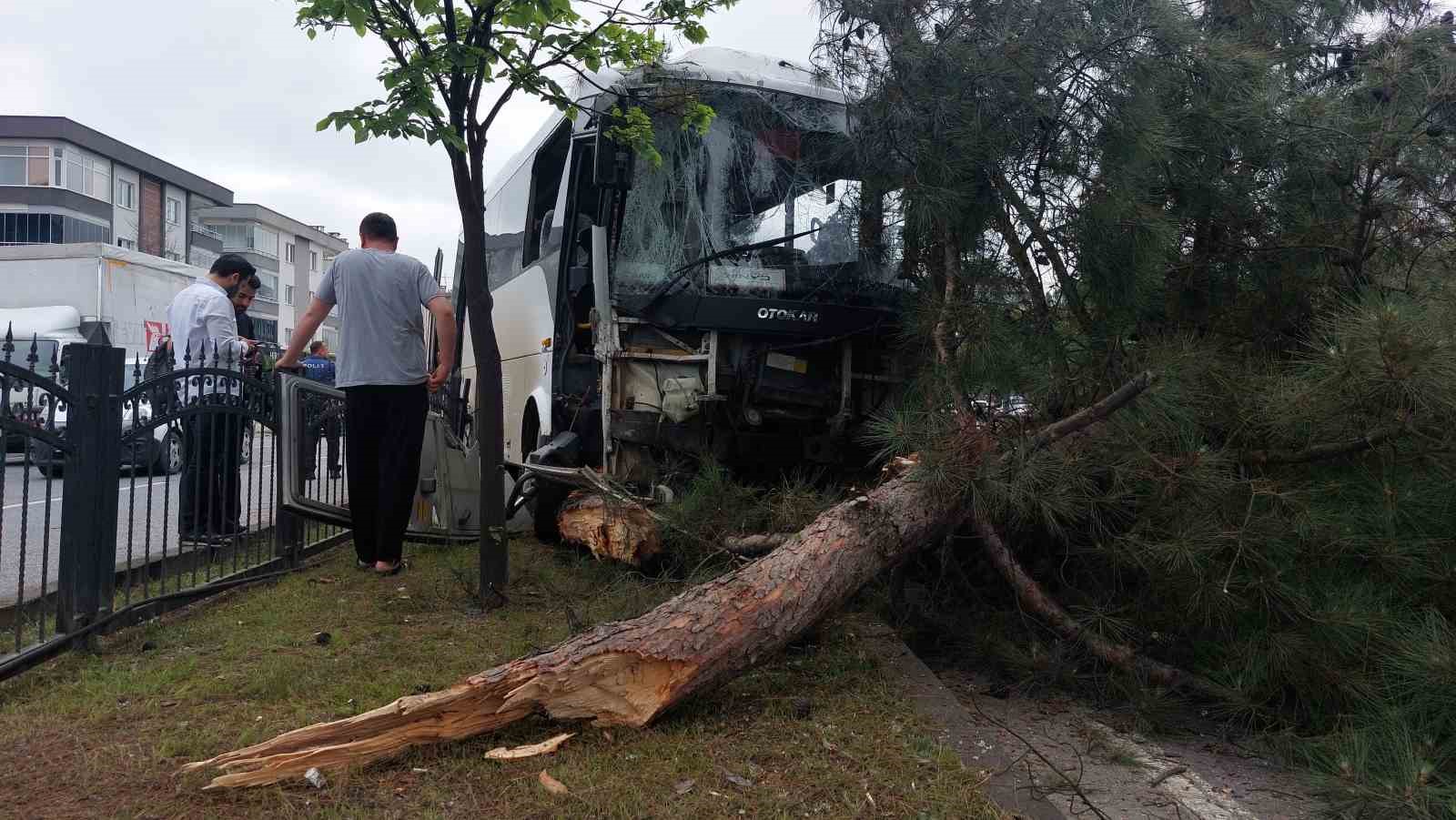 SAMSUN'DA İŞÇİ SERVİSİNİN REFÜJDEKİ AĞACA ÇARPTIĞI KAZADA 9 KİŞİ YARALANDI. ARACIN ÇARPTIĞI ARAÇTAKİ YUVADAN DÜŞEREK YARALANAN KARGA YAVRUSU DA POLİSLER TARAFINDAN EKİP OTOSUYLA HAYVAN HASTANESİNE GÖTÜRÜLDÜ