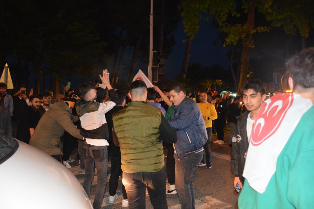RESMİ OLMAYAN SONUÇLARA GÖRE ZAFER KAZANAN RECEP TAYYİP ERDOĞAN İÇİN ORDU'NUN ÜNYE İLÇESİNDE KUTLAMALAR GERÇEKLEŞTİRİLDİ. SEÇİM ZAFERİ NEDENİYLE KARADENİZ SAHİL YOLU KAPANDI