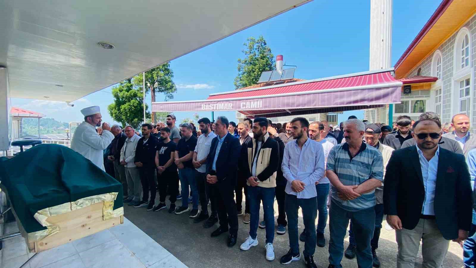TRABZON'UN SÜRMENE İLÇESİNDE SEÇİM ZAFERİNİ SİLAH ATARAK KUTLAMAK İSTERKEN TUTUKLUK YAPAN TABANCASI İLE YANLIŞLIKLA KENDİNİ VURARAK HAYATINI KAYBEDEN ŞAHIS BUGÜN SON YOLCULUĞUNA UĞURLANDI