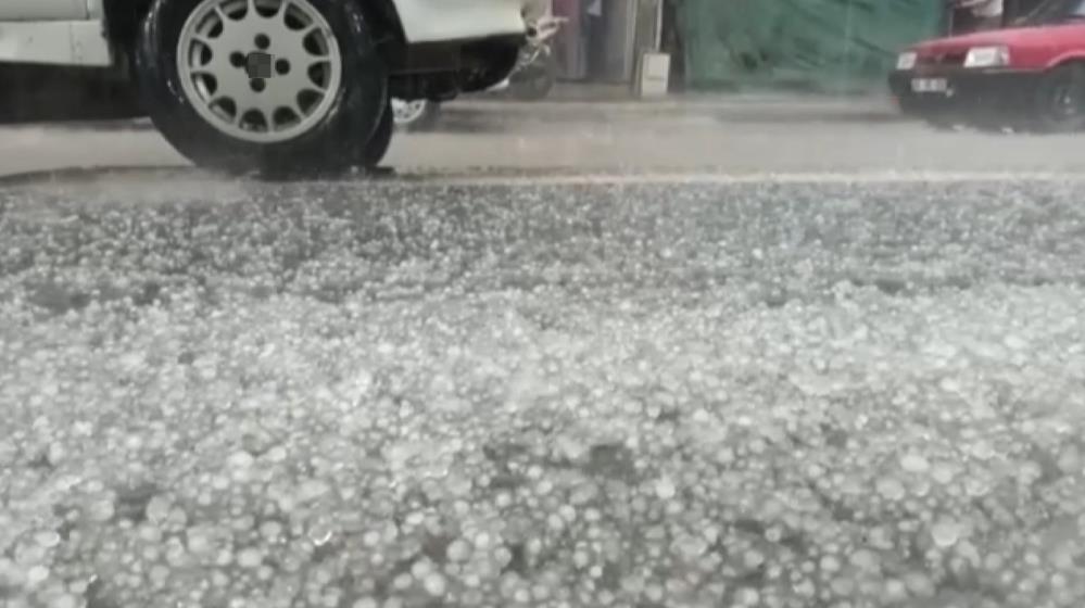 SAMSUN'UN VEZİRKÖPRÜ İLÇESİNDE ANİDEN BASTIRAN DOLU VE SAĞANAK HAYATI OLUMSUZ ETKİLEDİ