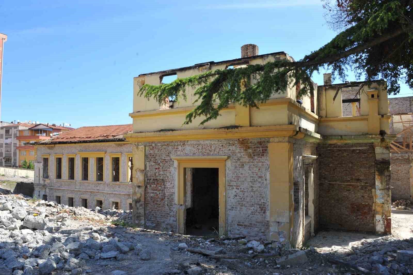 SAMSUN BÜYÜKŞEHİR BELEDİYESİ'NİN "AİLE VE YAŞAM MERKEZİ" PROJESİ KAPSAMINDA ESKİ RUH VE SİNİR HASTALIKLARI HASTANESİ'NİN 121 YILLIK BİNASININ RESTORASYON ÇALIŞMALARI BAŞLADI