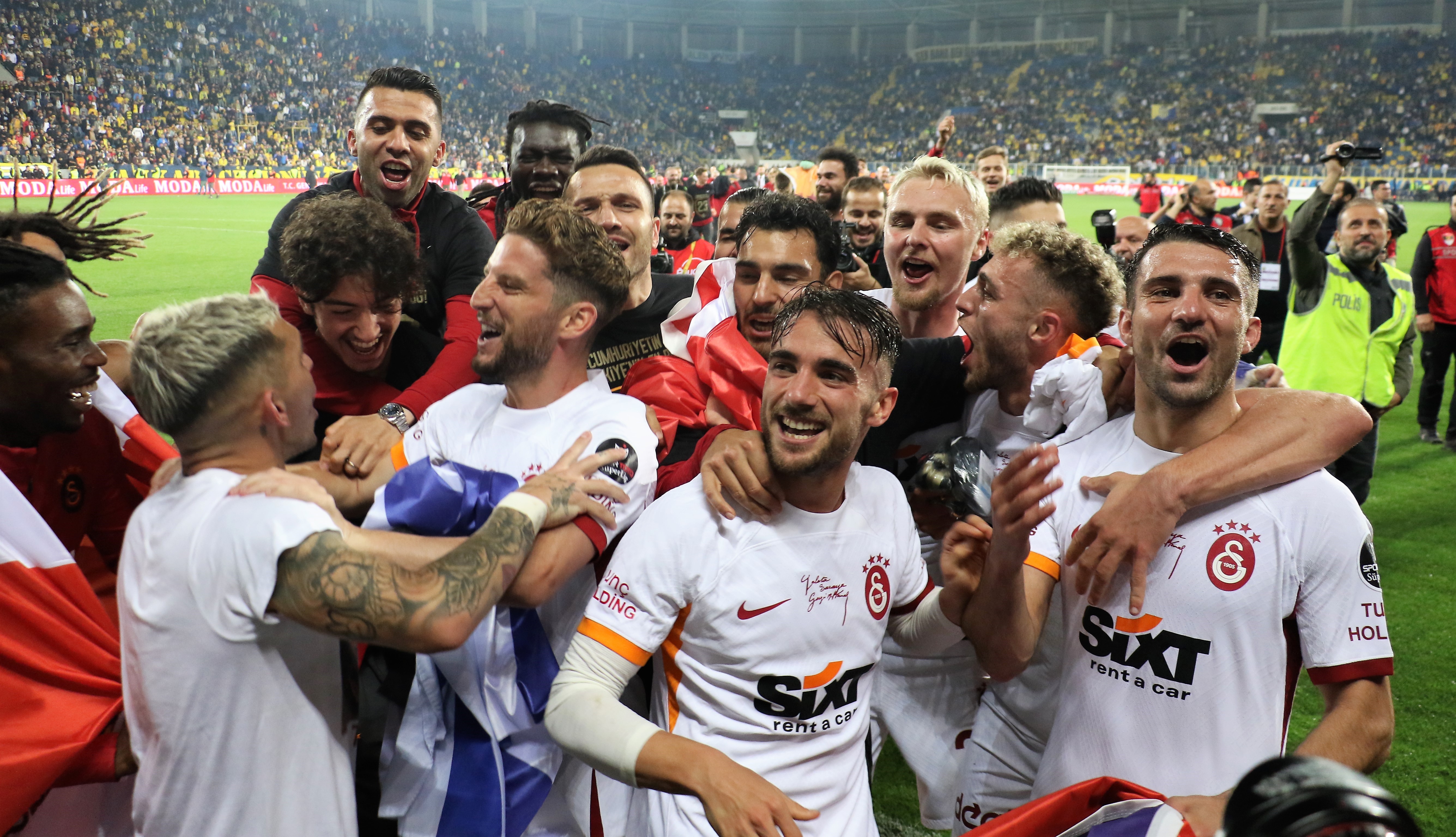 SPOR TOTO SÜPER LİG'DE ŞAMPİYON GALATASARAY. 36.HAFTADA DEPLASMANDA MKE ANKARAGÜCÜ'NÜ 4 - 1 MAĞLUP EDEN GALATASARAY BİTİME 2 HAFTA KALA ŞAMPİYONLUĞUNU İLAN ETTİ