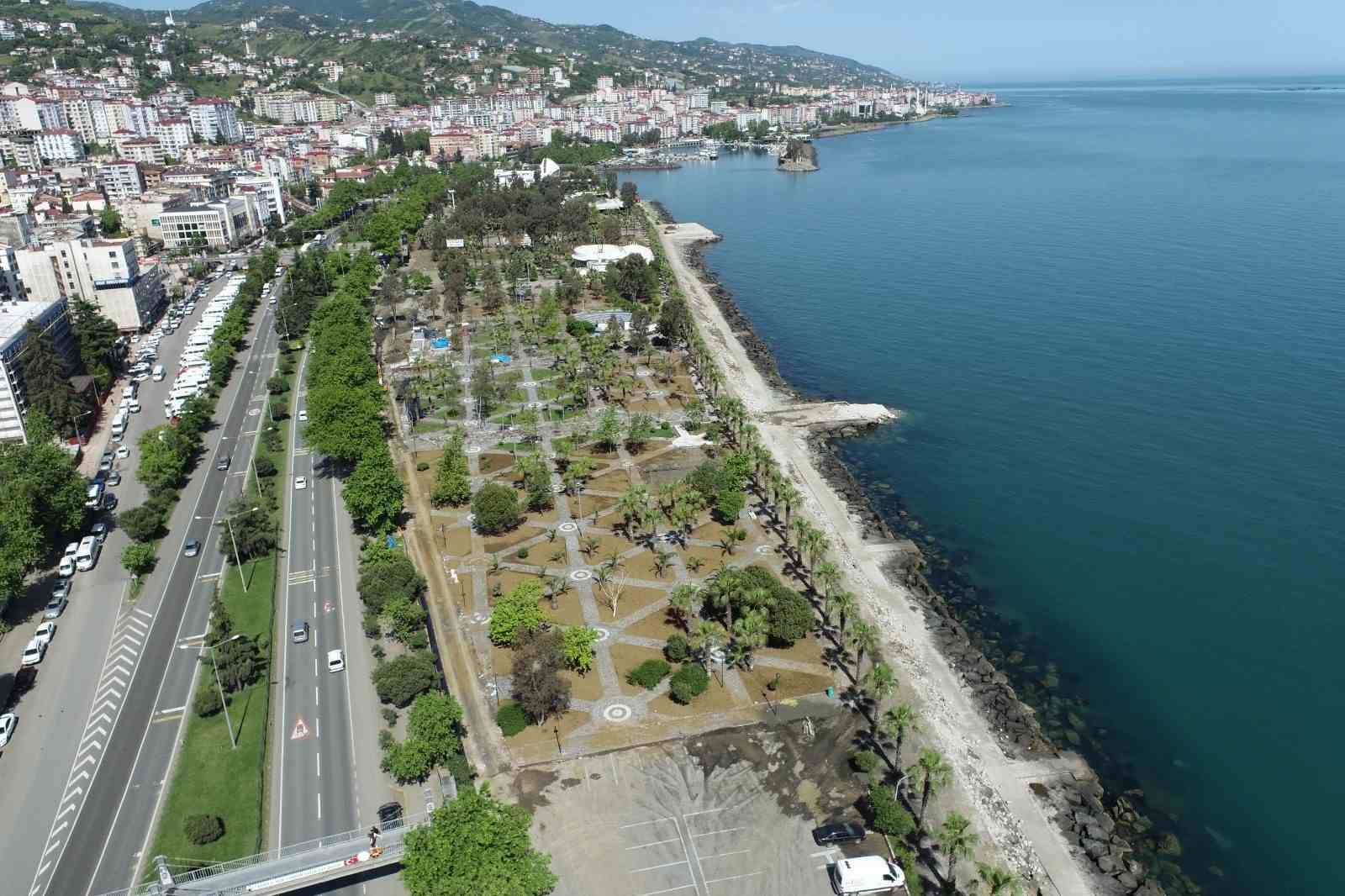 TRABZON'UN AKÇAABAT İLÇESİNDE SAHİL PARK YENİLEME PROJESİ ETAP ETAP İLERLİYOR. BÜTÜNCÜL BİR YAKLAŞIMLA ELE ALINAN VE PROJELENDİRİLEN AKÇAABAT SAHİL PARKI, DAHA MODERN VE FONKSİYONEL BİR GÖRÜNTÜYE KAVUŞUYOR