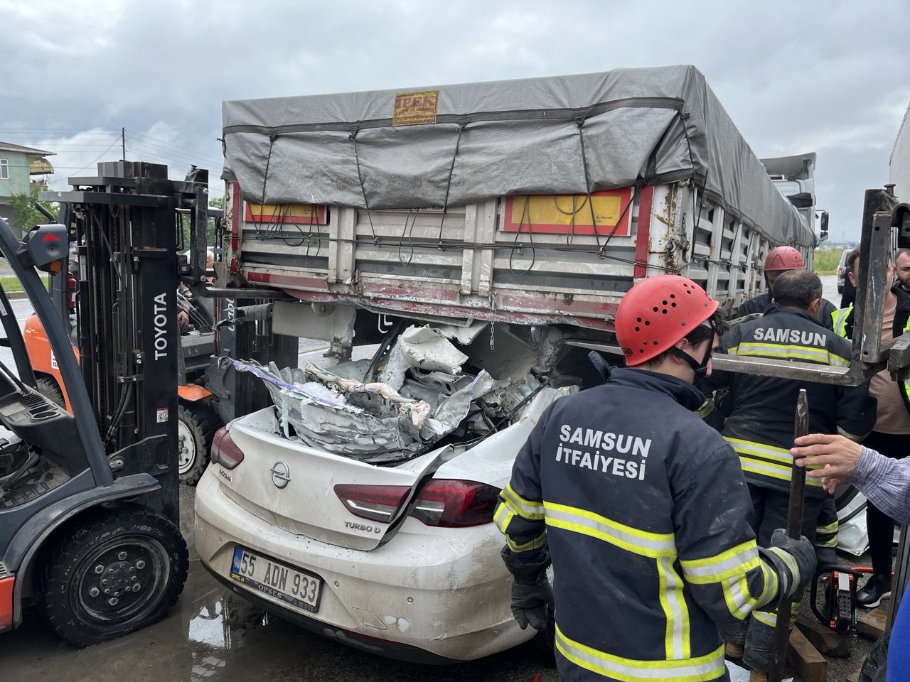 SAMSUN’DA DEHŞETE DÜŞÜREN KAZA. TIRIN ALTINA GİREN OTOMOBİLİN SÜRÜCÜSÜ BABA HAYATINI KAYBETTİ, 8 YAŞINDAKİ KIZI İSE AĞIR YARALANDI