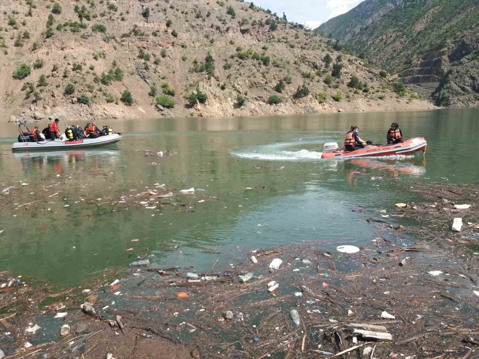 ŞAVŞAT İLÇESİNDE ÇORUH NEHRİNE DÜŞEN KAMYONET SÜRÜCÜSÜ ZÜBEYİR TOPAL'I ARAMA KURTARMA ÇALIŞMALARI 9 GÜNDÜR DEVAM EDİYOR