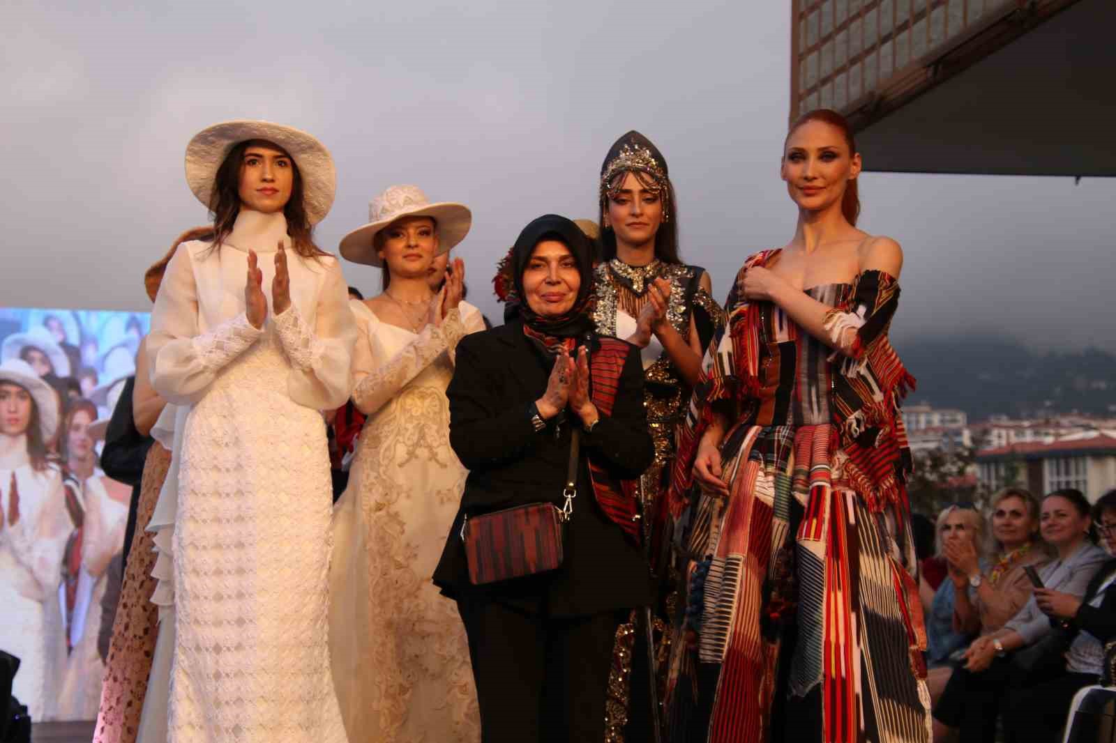 RİZELİ MODA TASARIMCISI HACERE ORHAN'IN KARADENİZ'E ÖZGÜ KEŞANDAN YAPTIĞI KIYAFETLER, DÜZENLENEN DEFİLE İLE BEĞENİYE SUNULDU