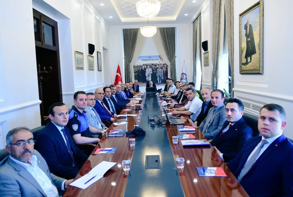 TRABZON VALİSİ İSMAİL USTAOĞLU, TRABZON'DA SON YILLARDA TURİZM ALANINDA ÖNEMLİ GELİŞMELER YAŞANDIĞINA DİKKAT ÇEKEREK BU YAZ SEZONUNUN ÖNCEKİ YILLARA GÖRE TURİZM HAREKETLİLİĞİ AÇISINDAN DAHA YOĞUN GEÇECEĞİNİ SÖYLEDİ