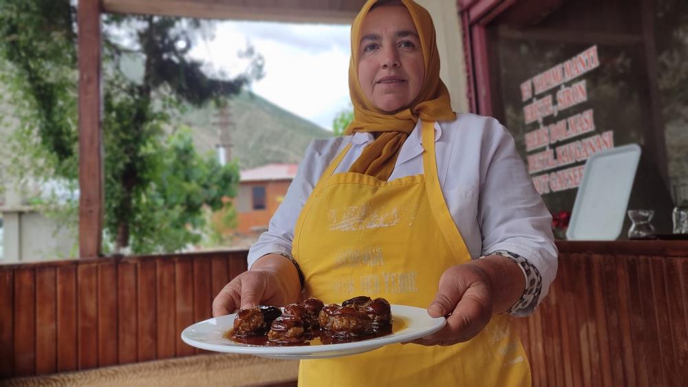 UNUTULMAYA YÜZ TUTMUŞ OSMANLI TATLISI, HANIM ABLANIN ELLERİNDE YENİDEN HAYAT BULDU. OSMANLI DÖNEMİNDEN KALAN, ERZURUM UZUNDERE'YE ÖZGÜ "HERİS" TATLISI GELENEĞİNİ SÜRDÜRÜYOR