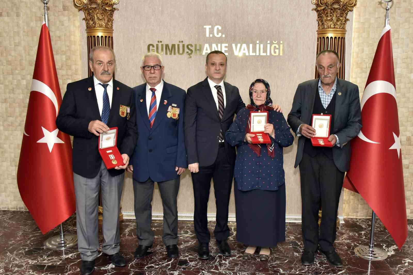GÜMÜŞHANE'DE 3 KIBRIS GAZİSİNE DAHA KKTC TARAFINDAN GÖNDERİLEN MİLLİ MÜCADELE MADALYASI VE BERATLARI DÜZENLENEN TÖRENLE VALİ KAMURAN TAŞBİLEK TARAFINDAN VERİLDİ