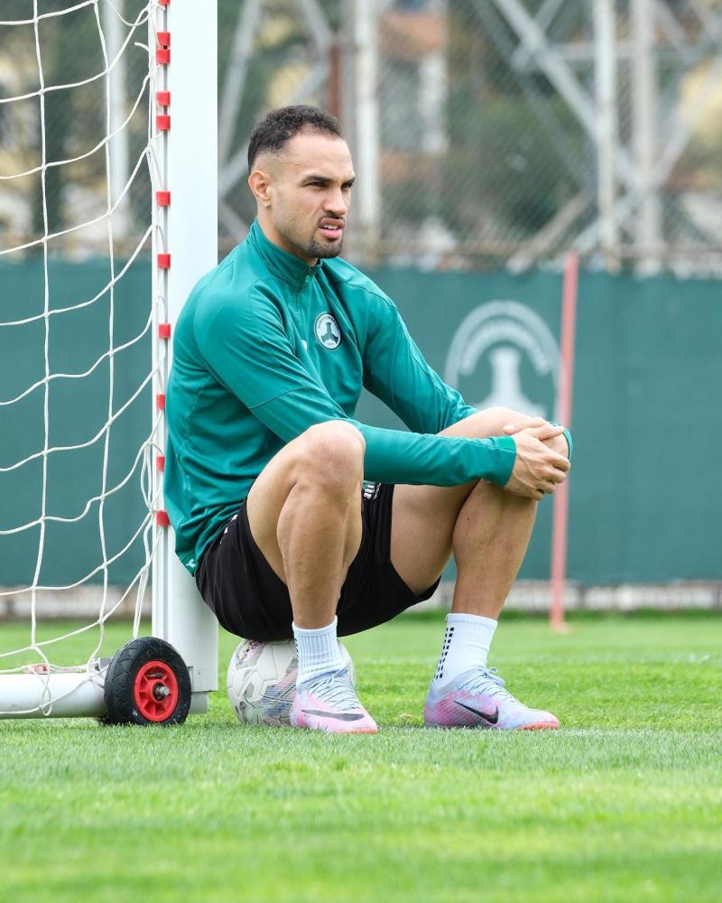 SPOR TOTO SÜPER LİG EKİBİ GİRESUNSPOR'UN BREZİLYALI FUTBOLCUSU SERGİNHO, YÖNETİM KARARIYLA KADRO DIŞI BIRAKILDI