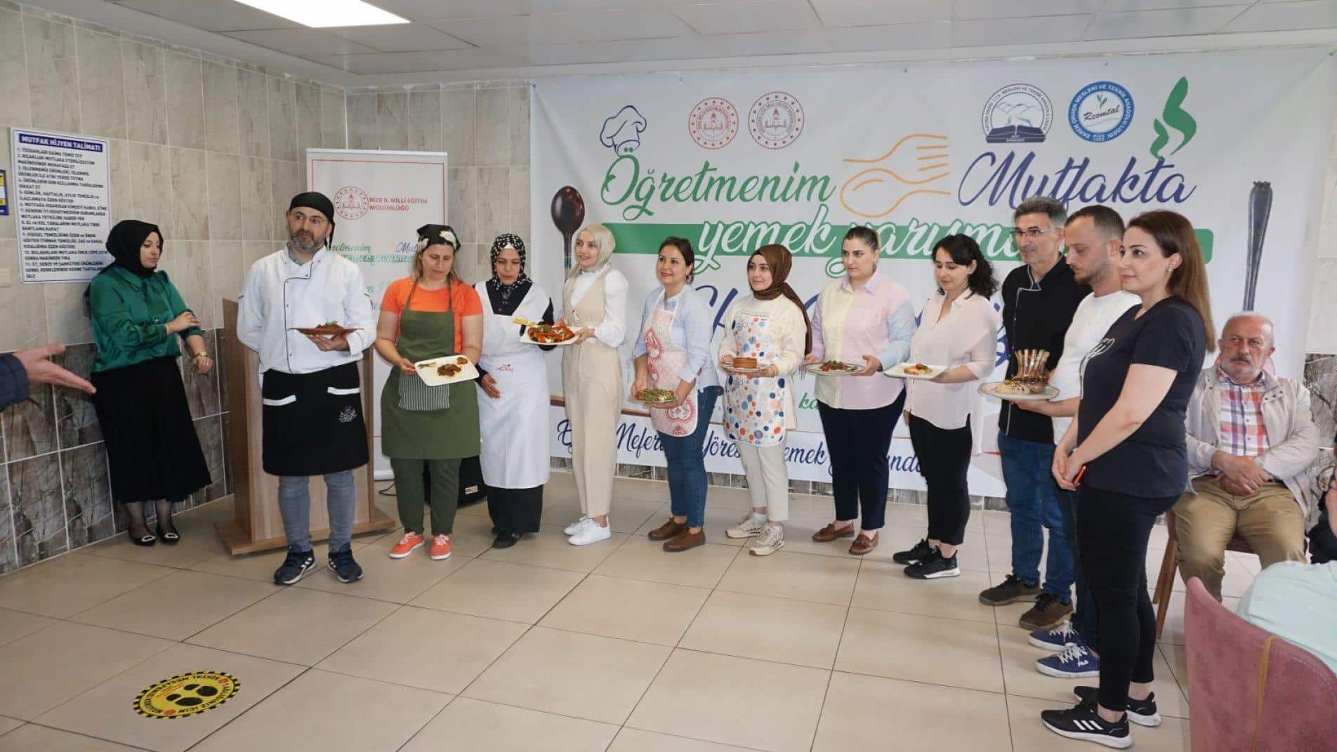 ARDEŞEN FIRTINA VADİSİ İRFAN TUFAN KARAOĞLU MESLEKİ VE TEKNİK ANADOLU LİSESİNDE GERÇEKLEŞTİRİLEN ÖĞRETMENİM MUTFAKTA YEMEK YARIŞMASI İL FİNALİNDE BİRBİRİNDEN LEZZETLİ YEMEKLER BİRBİRİ İLE YARIŞTI