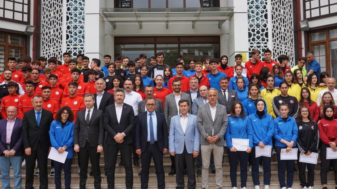 RİZE GÜNEYSU SPOR LİSESİ ÖĞRENCİLERİNİN 2022-2023 EĞİTİM ÖĞRETİM YILI BOYUNCA ÇEŞİTLİ BRANŞLARDA KAZANDIKLARI MADALYA VE KUPALAR ÖĞRENCİLERİMİZE DÜZENLENEN PROGRAM İLE TAKDİM EDİLDİ