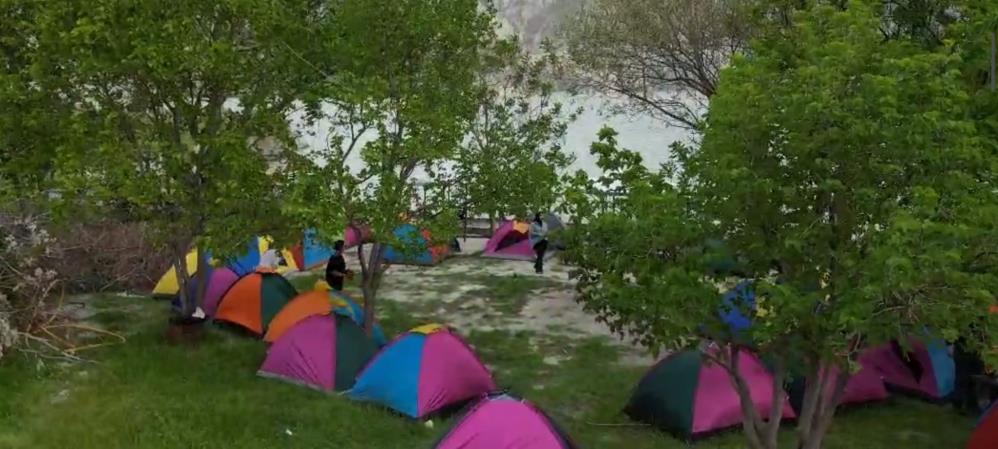 ERZURUM'UN UZUNDERE İLÇESİNDE KAMP SEZONU AÇILDI. GENÇ GİRİŞİMCİ YILDA YÜZLERCE ÖĞRENCİYİ KAMP ALANLARINA GÖTÜRÜYOR