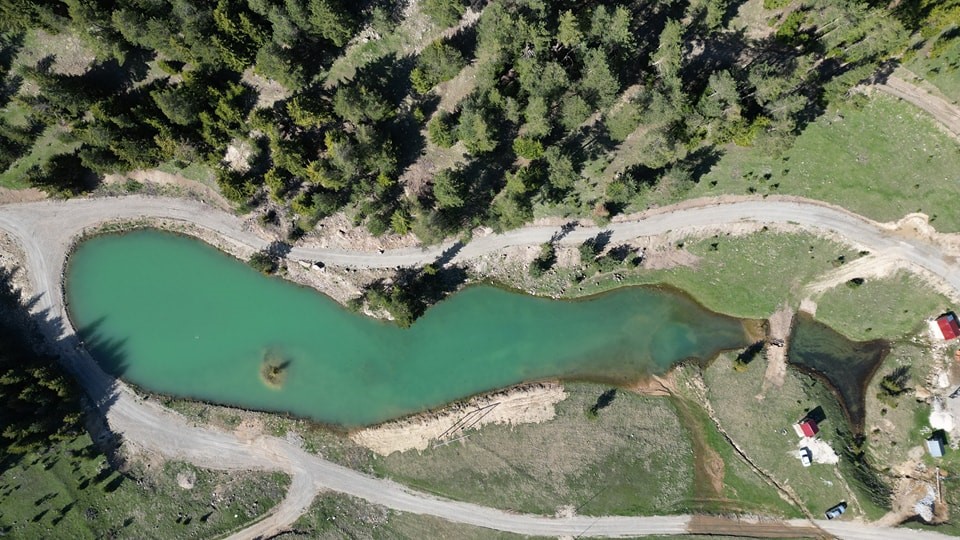 ARTVİN'İN ARDANUÇ İLÇESİNE YAKLAŞIK 25 KİLOMETRE UZAKLIKTA BULUNAN AYDIN KÖYÜ CİRİTDÜZÜ YAYLA ŞENLİKLERİNİN YAPILDIĞI BÖLGEDE BULUNAN GÖL, ARDANUÇ KAYMAKAMLIĞININ ORGANİZASYONUYLA KANO SPORCULARININ GÖSTERİSİYLE TANIŞTI