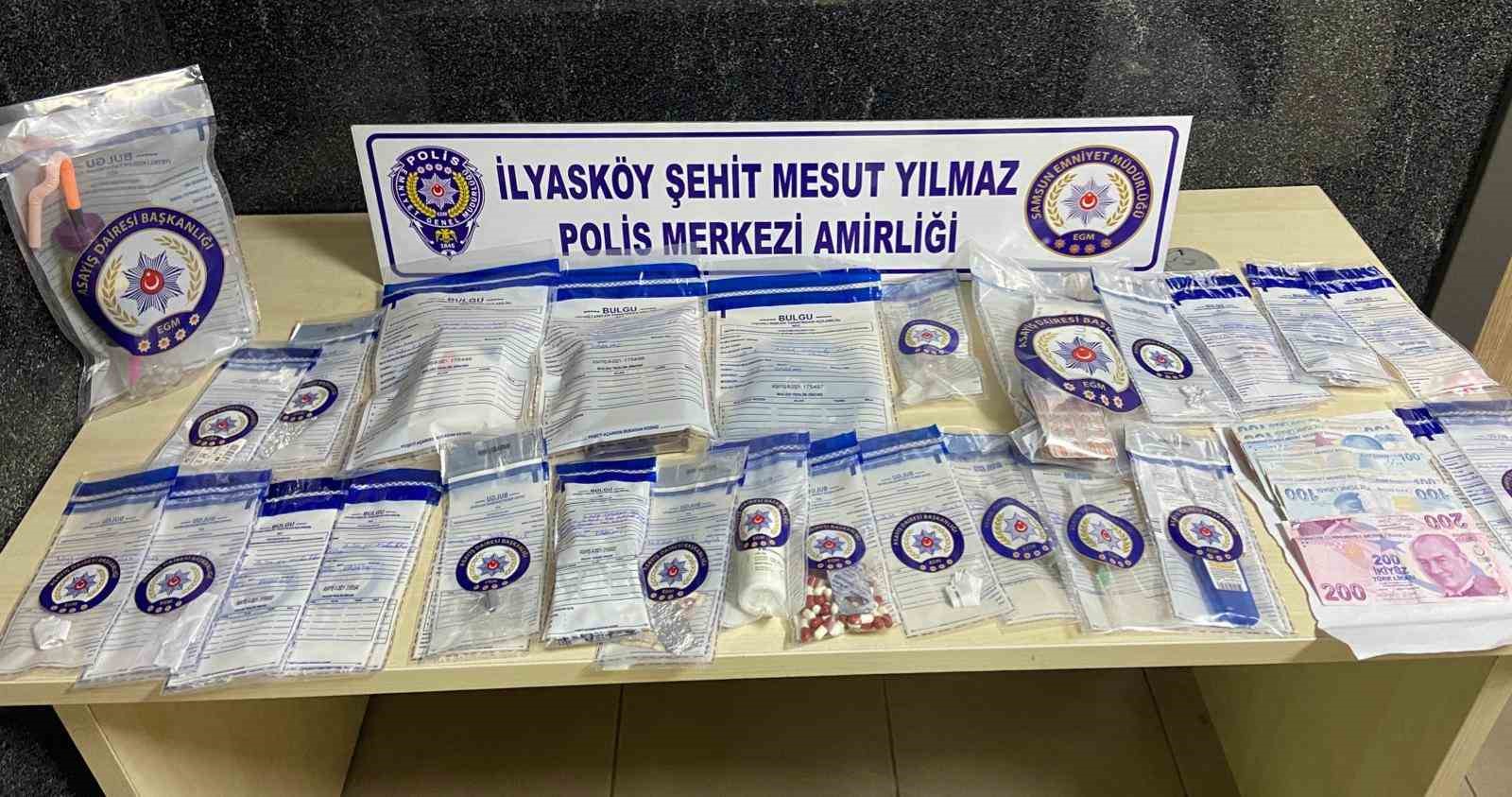 SAMSUN'DA POLİS EKİPLERİNCE ŞÜPHE ÜZERİNE ARACINDA VE EVİNDE ARAMA YAPILAN KADIN, PAKET PAKET UYUŞTURUCUYLA YAKALANDI