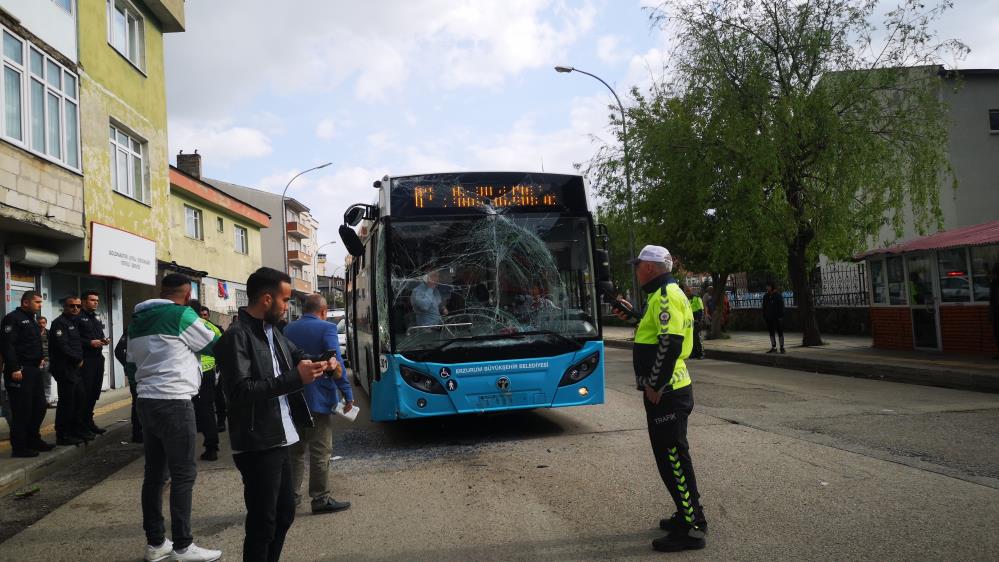 ERZURUM YAKUTİYE İLÇESİ ŞÜKRÜPAŞA SEMTİ ŞIH KÖYÜ CADDESİNDE BÜYÜKŞEHİR BELEDİYESİNE AİT OTOBÜSÜNÜN ÖZEL HALK OTOBÜSÜNE ARKADAN ÇARPTIĞI KAZADA 12 KİŞİ YARALANDI