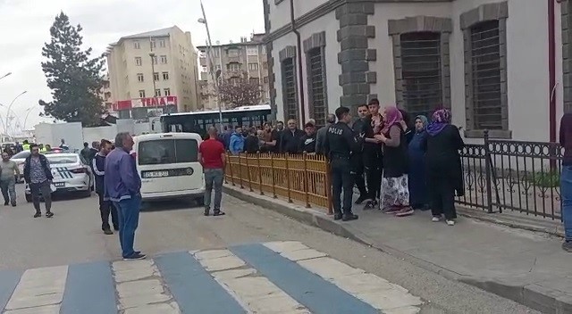 ERZURUM'DA ARALARINDA HUSUMET BULUNAN İKİ AİLENİN SOKAKTA KARŞILAŞINCA KAVGAYA TUTUŞTU. 1 POLİSİN YARALANDIĞI KAVGADA KORKU DOLU ANLAR YAŞANDI