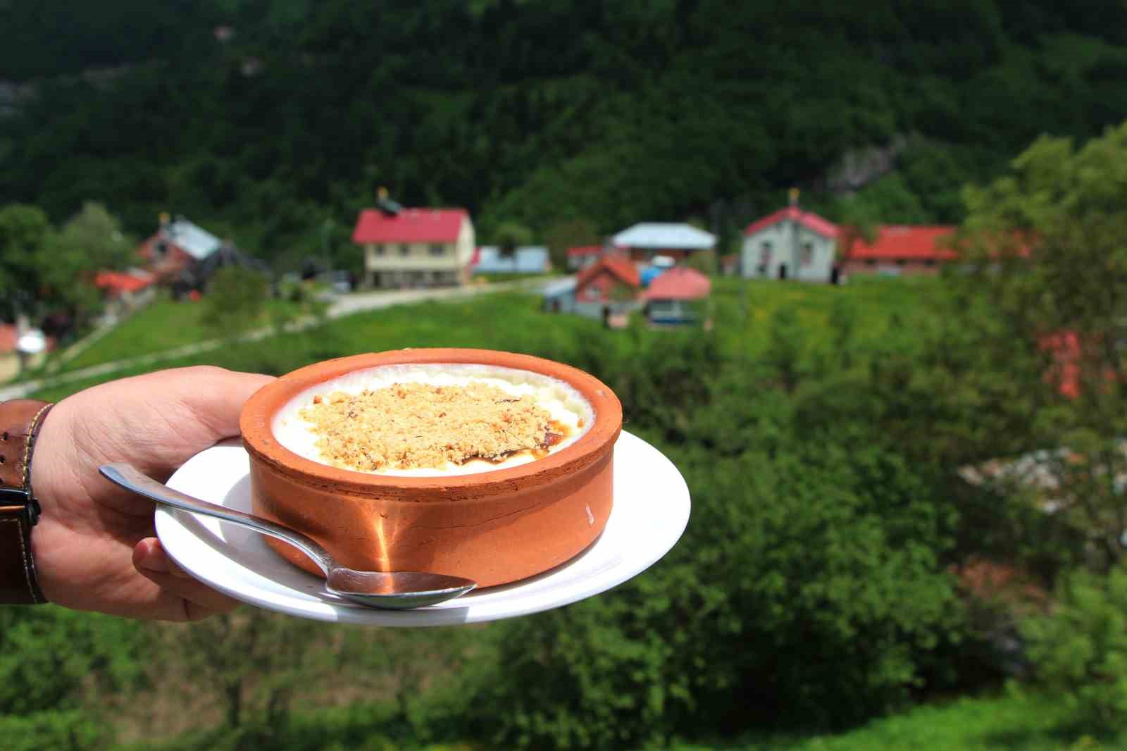 ZİGANA DAĞI ETEKLERİNDE, BOZULMAMIŞ DOĞASIYLA İLGİ GÖREN TRABZON'UN MAÇKA İLÇESİNE BAĞLI HAMSİKÖY'DE TARİHİ 1924'Lİ YILLARA DAYANAN SÜTLAÇ, YERLİ VE YABANCI TURİSTLERİN VAZGEÇEMEDİĞİ BİR LEZZET HALİNE GELDİ