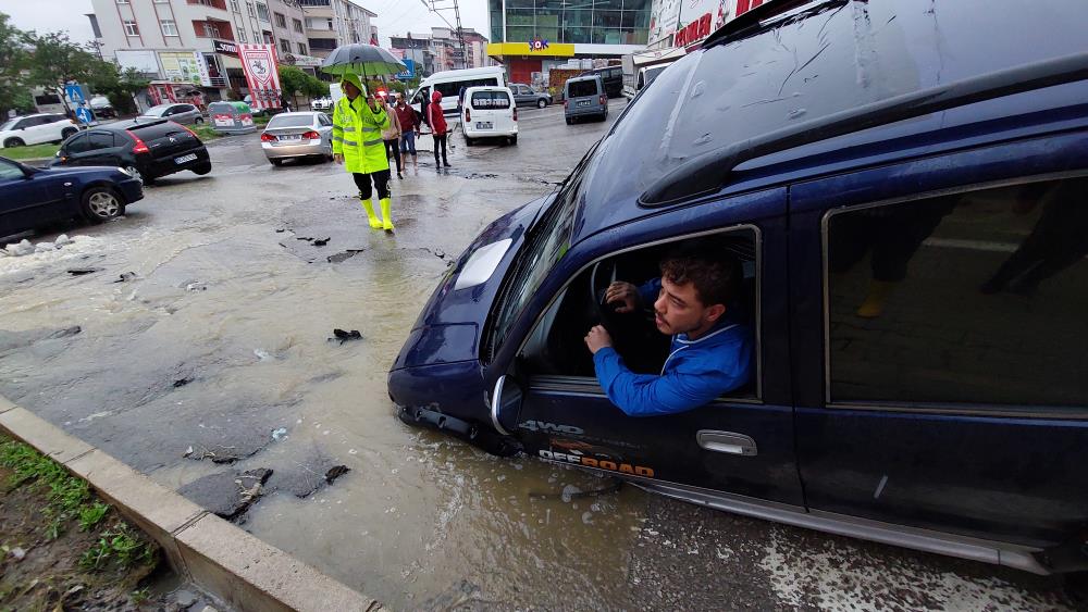 SAMSUN'DA SAĞANAK YAĞIŞ DOLAYISIYLA SEL OLUŞTU, YOLLAR ÇÖKTÜ, ARABALAR MAHSUR KALDI, İŞ YERLERİNİ SU BASTI