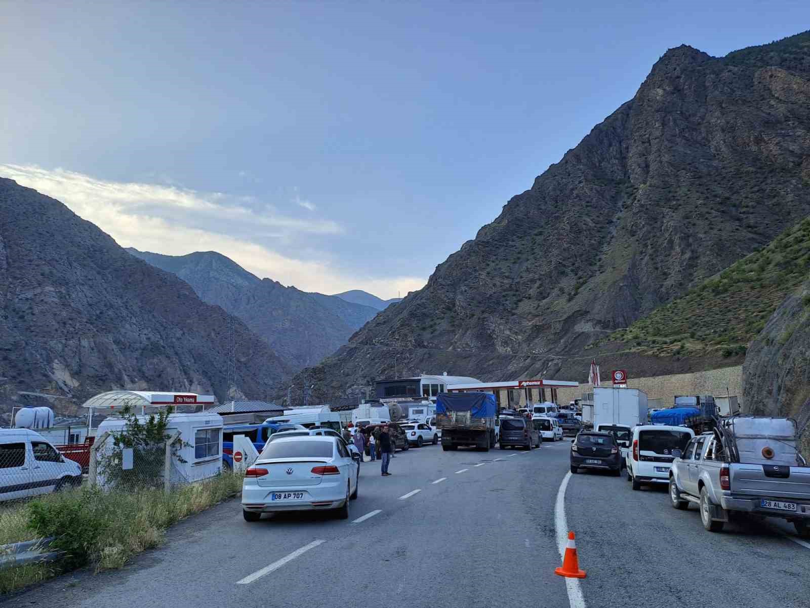 ARTVİN'İN YUSUFELİ İLÇESİNDEKİ ŞİDDETLİ YAĞIŞ NEDENİYLE HEYELAN MEYDANA GELDİ. HEYELAN SONRASI KARAYOLU ULAŞIMA KAPANDI