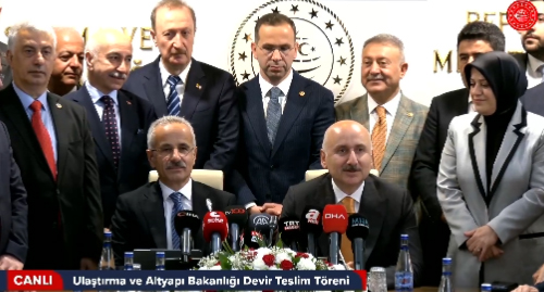 ULAŞTIRMA VE ALTYAPI BAKANLIĞI'NDA DEVİR TESLİM TÖRENİ YAPILDI. TRABZON’LU OLAN BAKAN ADİL KARAİSMAİLOĞLU GÖREVİNİ BAŞKA BİR TRABZON’LU ABDÜLKADİR URALOĞLU'NA DEVRETTİ