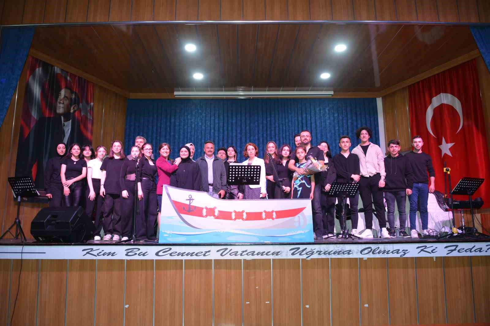 ORDU'NUN ÜNYE İLÇESİNDE ADNAN MENDERES MESLEKİ VE TEKNİK ANADOLU LİSESİ ÖĞRENCİLERİ TARAFINDAN "HEY GİDİ KARADENİZ" ADLI KONSER ETKİNLİĞİ DÜZENLENDİ