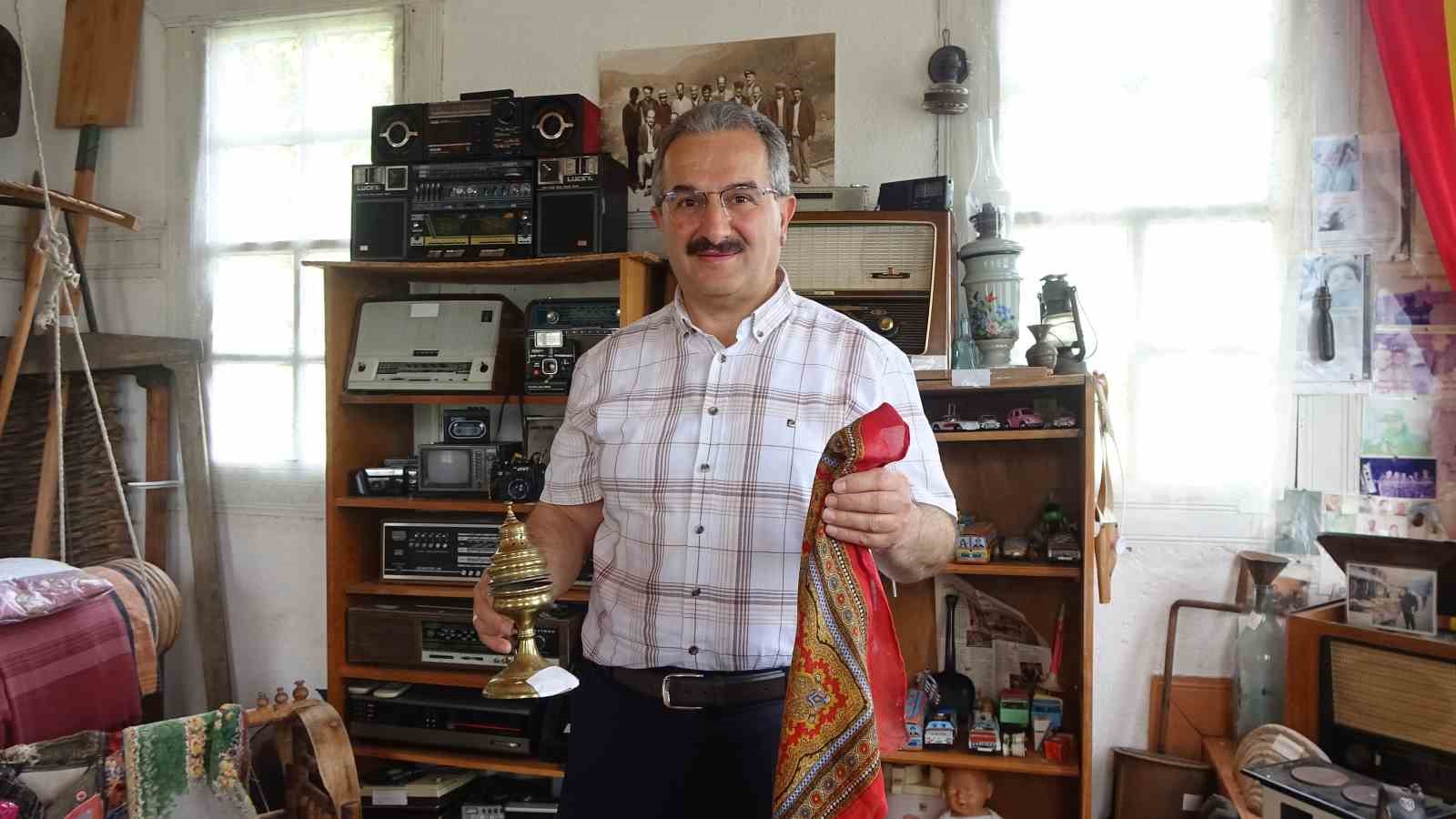 TRABZON'UN MAÇKA İLÇESİNDE İMAMLIK YAPAN 56 YAŞINDAKİ ATASU YUNUS EMRE MERKEZ CAMİ İMAMI SAİT TOPÇU, 20 YILDA BİRİKTİRDİĞİ EŞYALARI ESKİ TARİHİ EVİNDE SERGİLİYOR