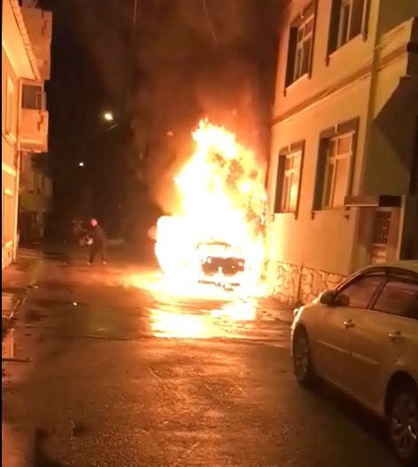 SAMSUN'UN BAFRA İLÇESİNDE MASKELİ ŞAHSIN KUNDAKLADIĞI ARAÇ ALEVLERE TESLİM OLDU. ARAÇTAN ÇIKAN ALEVLER YANINDAKİ BİNAYA SIÇRADI