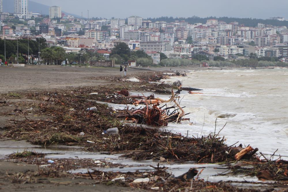 SAMSUN'DA SEL SULARININ GETİRDİĞİ AĞAÇ PARÇALARI VE ÇÖPLER ATAKUM PLAJLARINDA KİRLİLİĞE YOL AÇTI