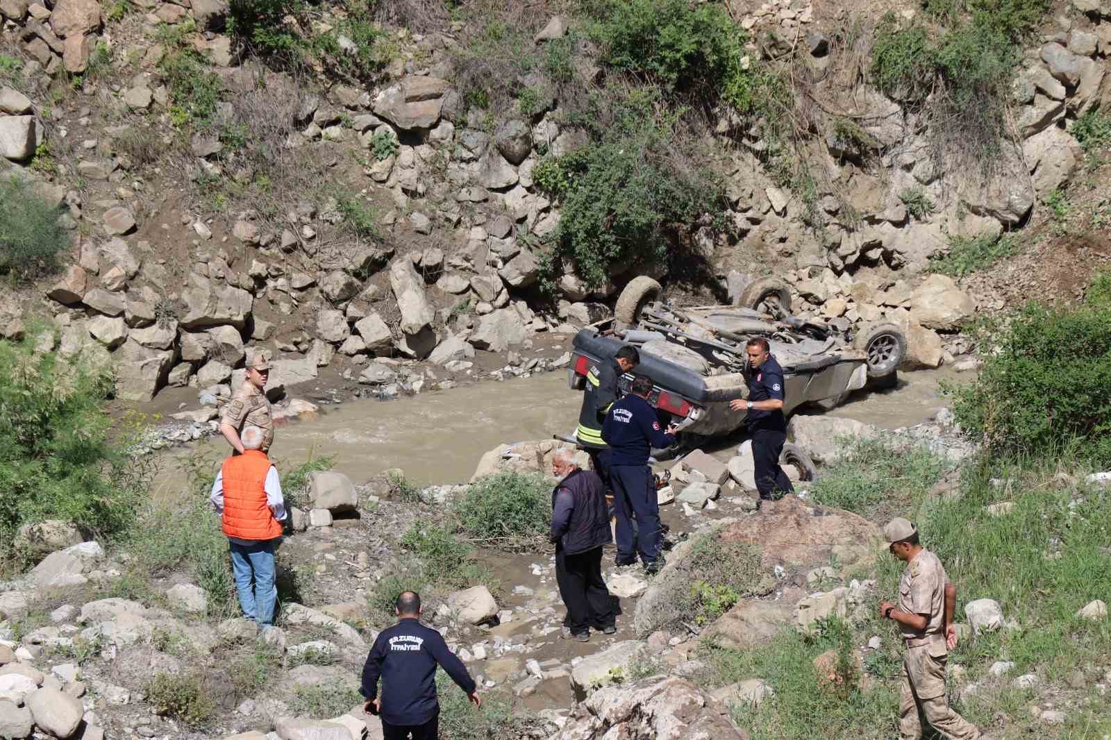 ERZURUM'UN OLTU İLÇESİNDE OTOMOBİLİN ŞARAMPOLE YUVARLANMASI SONUCU MEYDANA GELEN TRAFİK KAZASINDA AHMET GÖZÜTOK HAYATINI KAYBETTİ VEYSEL GÖZÜTOK İSE YARALANDI
