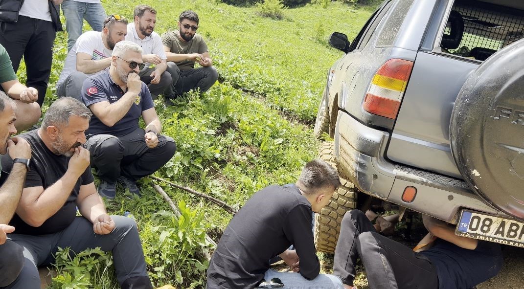 ARTVİN OFFROAD SPOR KULÜBÜ ÜYELERİ HAFTA SONU DÜZENLEDİKLERİ GEZİDE ARACI ARIZA YAPARAK YOLDA KALAN ARKADAŞLARININ DURUMUNU ÇEKİRDEK ÇİTLEYİP MAÇ İZLER GİBİ İZLEDİLER