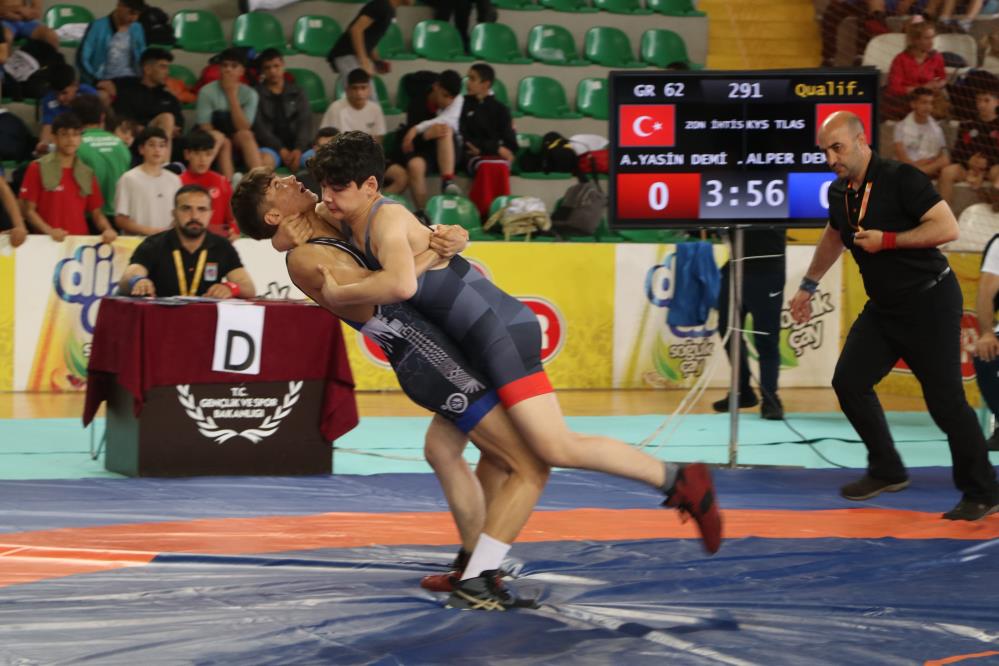MEHMET AKİF PİRİM U15 GREKOROMEN GÜREŞ TÜRKİYE ŞAMPİYONASI, RİZE YENİ ŞEHİR SPOR SALONU'NDA 81 İLDEN GELEN YAKLAŞIK 800 SPORCUNUN KATILIMIYLA BAŞLADI