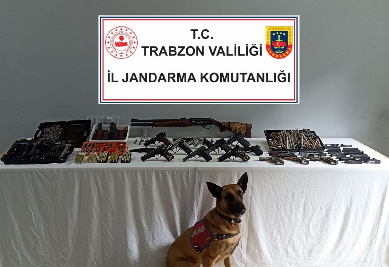 TRABZON'UN MAÇKA VE VAKFIKEBİR İLÇELERİNDE JANDARMA EKİPLERİNCE YAPILAN OPERASYONDA UYUŞTURUCU MADDE VE SİLAH ELE GEÇİRİLİRKEN, 3 ŞAHIS TUTUKLANARAK CEZAEVİNE GÖNDERİLDİ